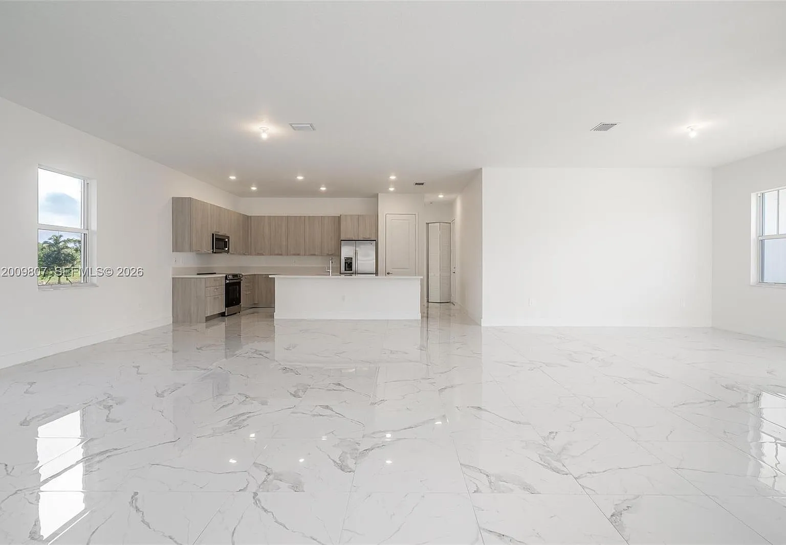 4 bed, 3.0 bath, 2952 sqft, $7,500 — Photo 2