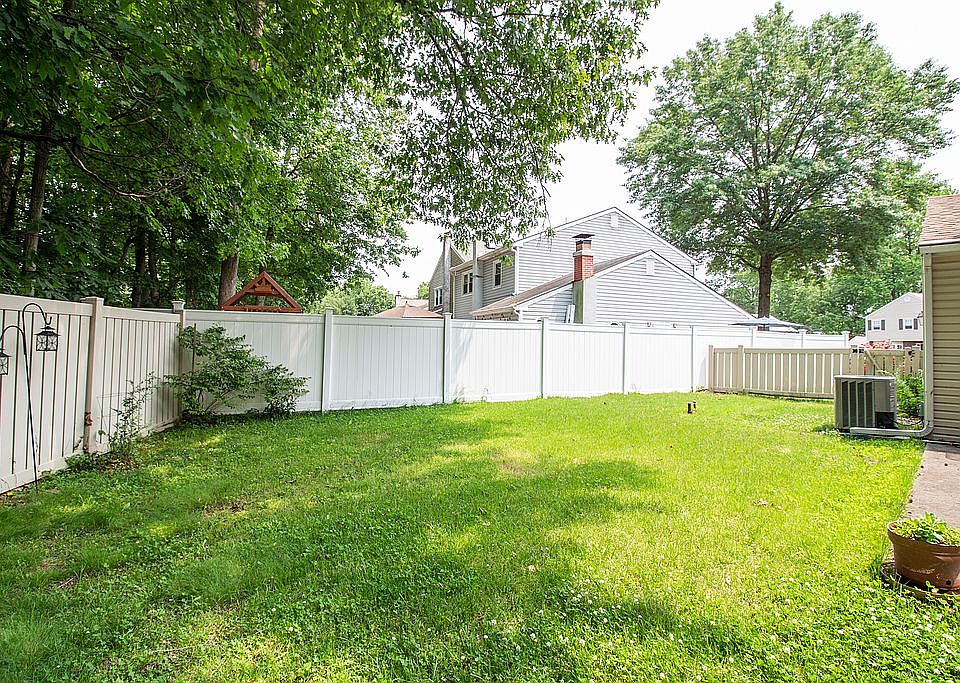 2nd image of 1284 Harrow Cres