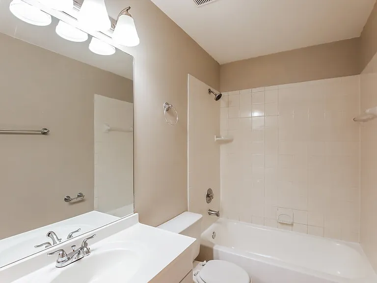 428 Lakeside Cir — Photo 15