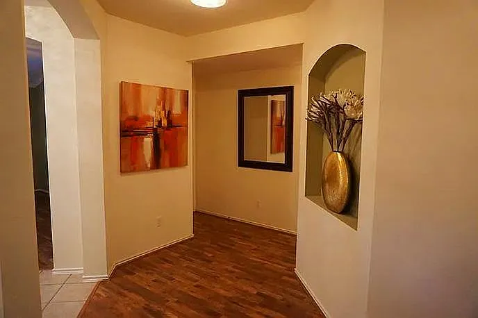 141 Trinity Dr — Photo 2