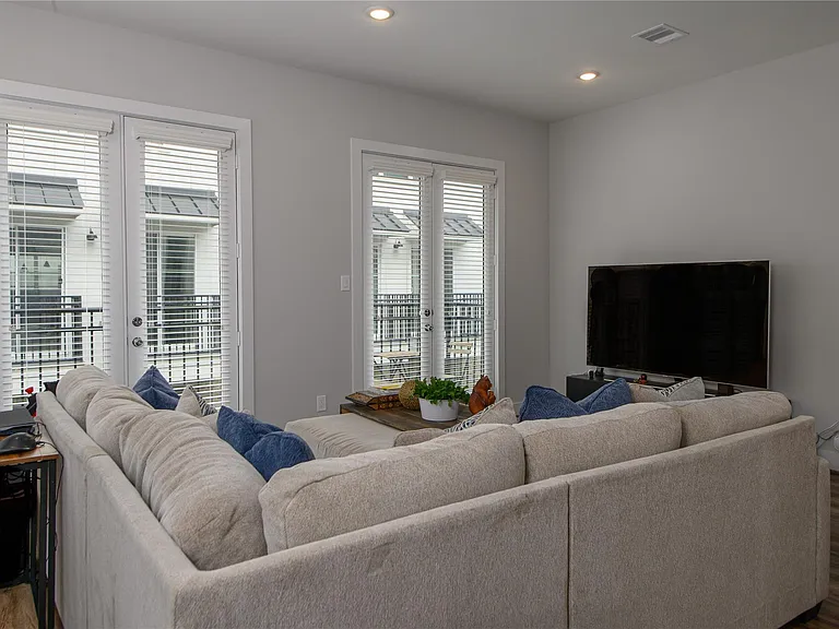 1274 N Post Oak Rd #B — Photo 9