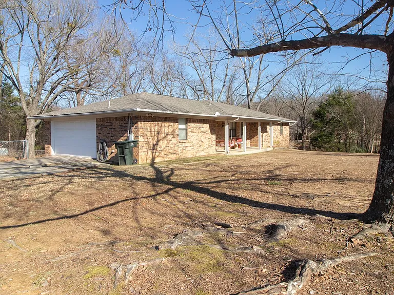 1910 Oak Hills Dr — Photo 14