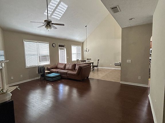 5th image of 400 Creekside Dr
