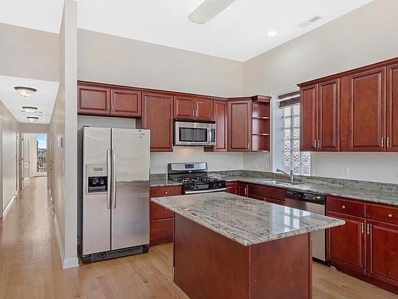4th image of 1449 W Fullerton Ave APT 3C