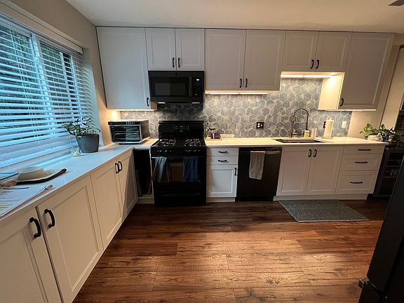 Kitchen. Gas stove, dishwasher, microwave, large sink. (air fryer not included)
