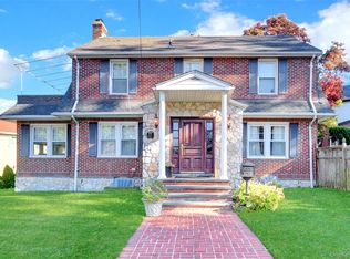 5127 Browvale Ln, Little Neck, NY 11362