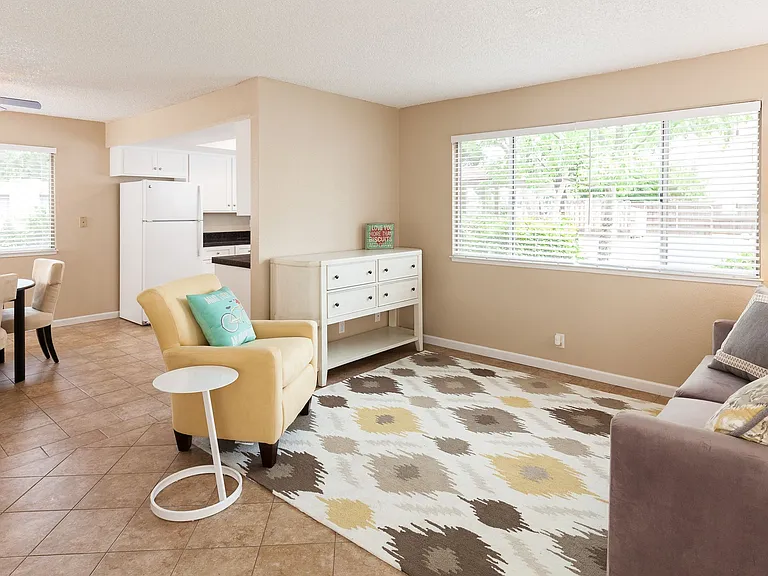 Campus Court Apartments — Photo 2