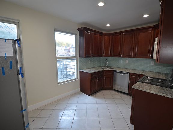 4th image of 160 Fairview Ave #2