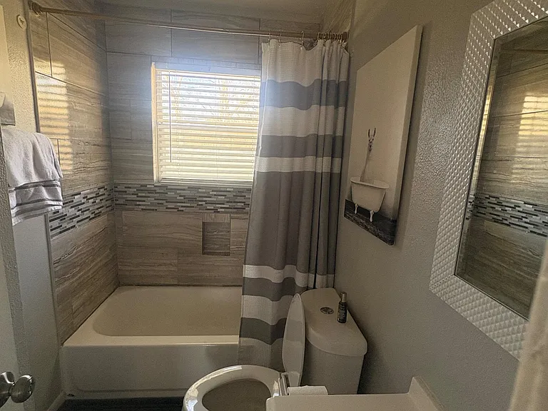 Greylog Dr — Photo 4