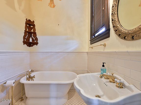 11th image of 203 N McCombs St