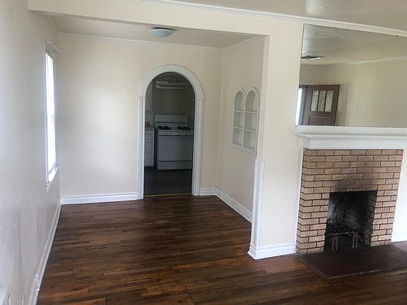 4th image of 905 E Tarrant St