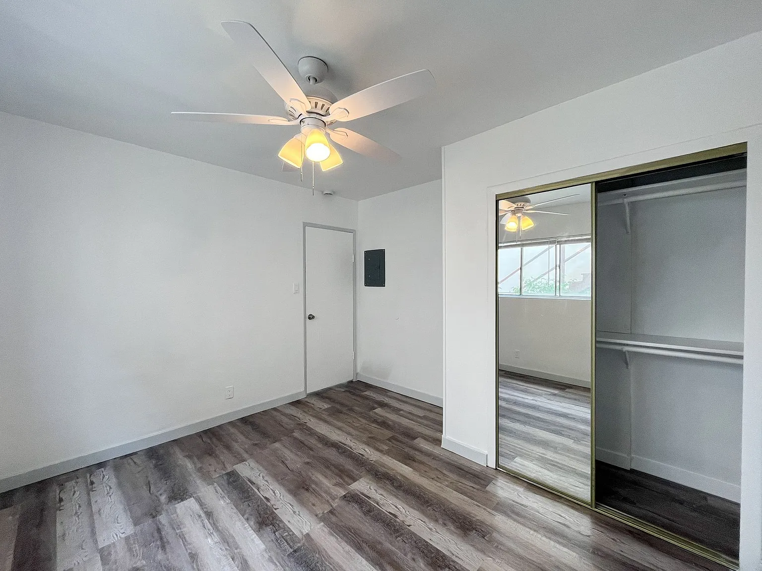 12312 Manor Dr — Photo 3