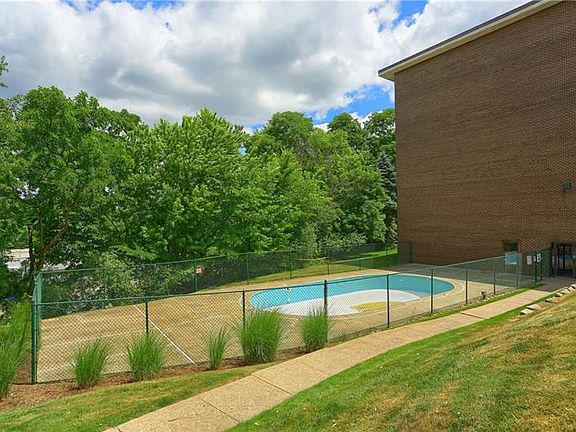 3rd image of 4003 Charlemagne Cir