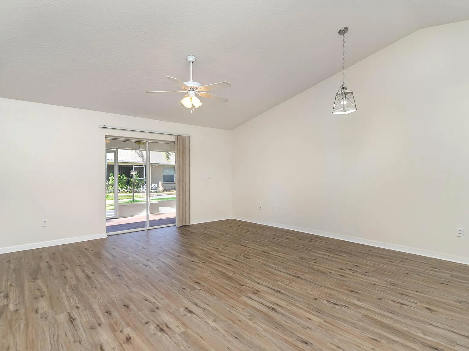525 Jackson Ave — Photo 1