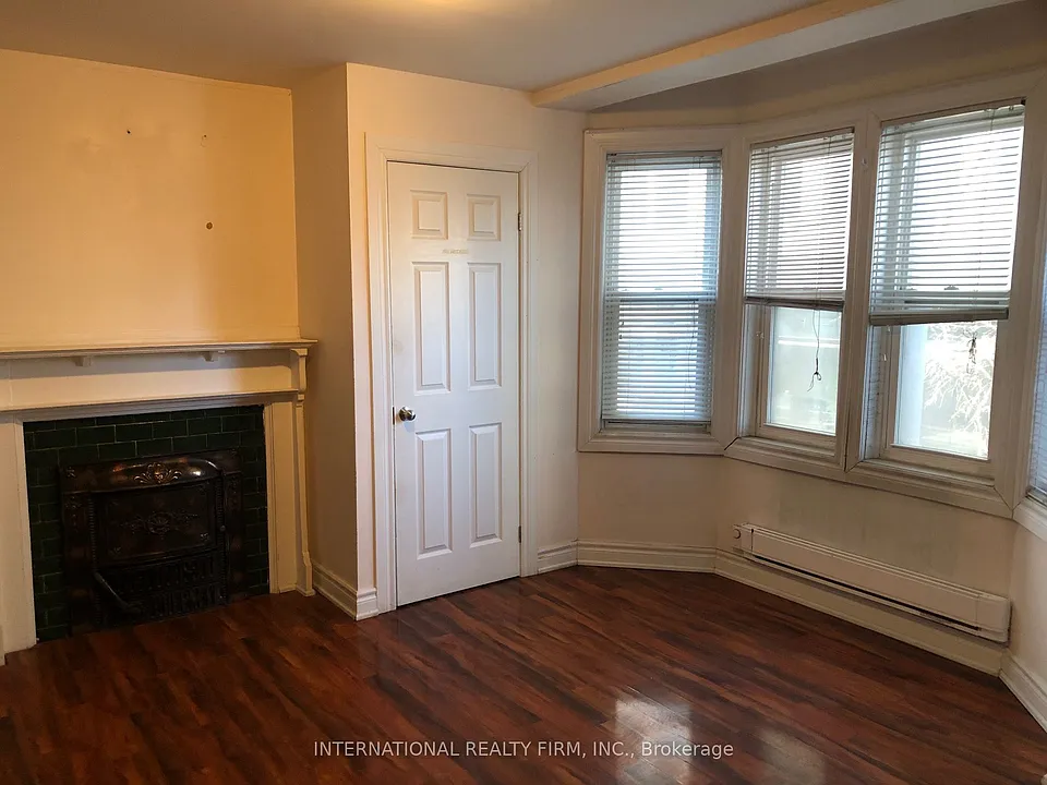 197 Dundas St E #2B