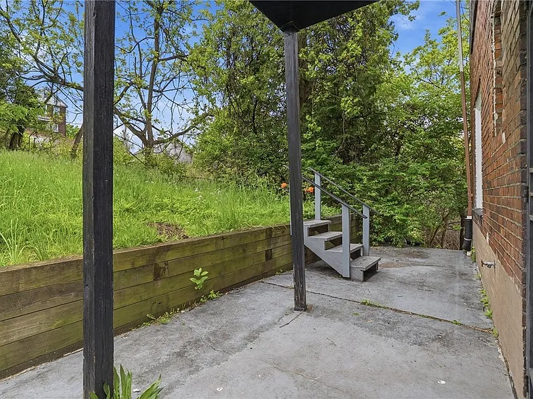 710 Catharine St — Photo 13