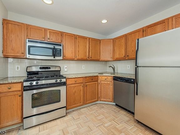 4th image of 206 Potomac Dr