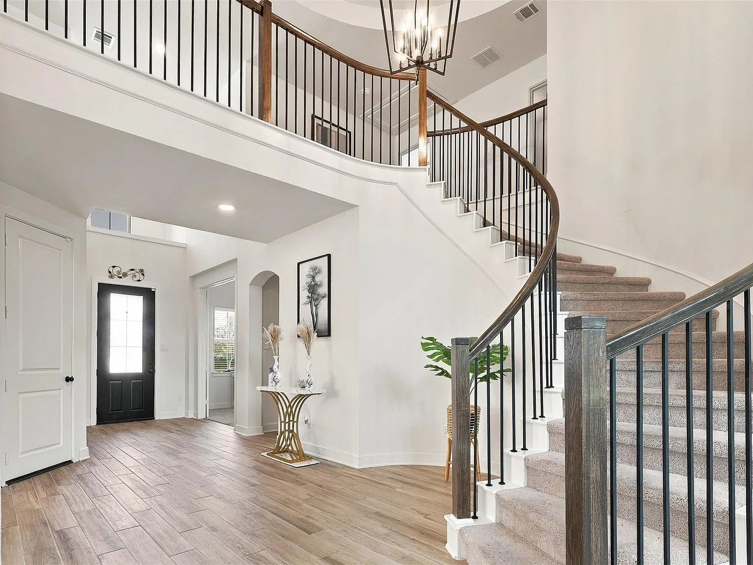5 bed, 4.5 bath, 3701 sqft, $4,700 — Photo 4