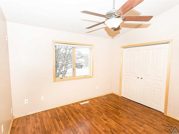 5th image of 908 E Maywood St