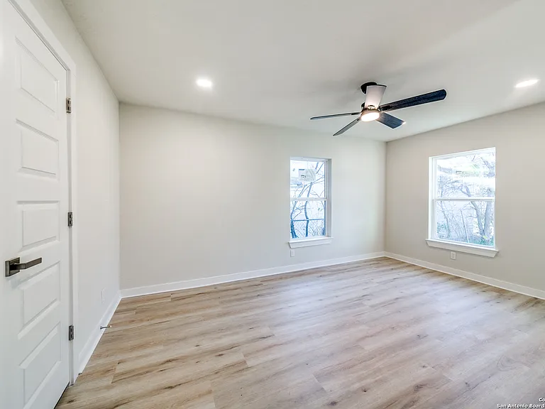 1414 Burleson St — Photo 10