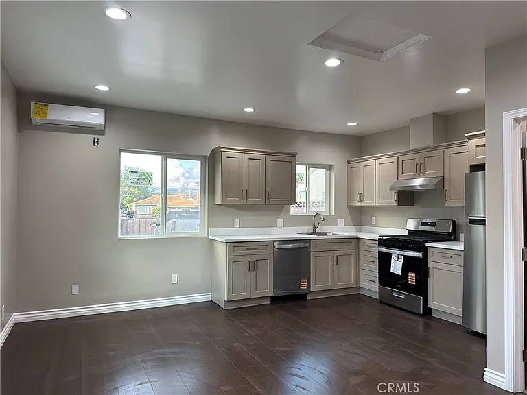 1564 W Phillips Blvd — Photo 9