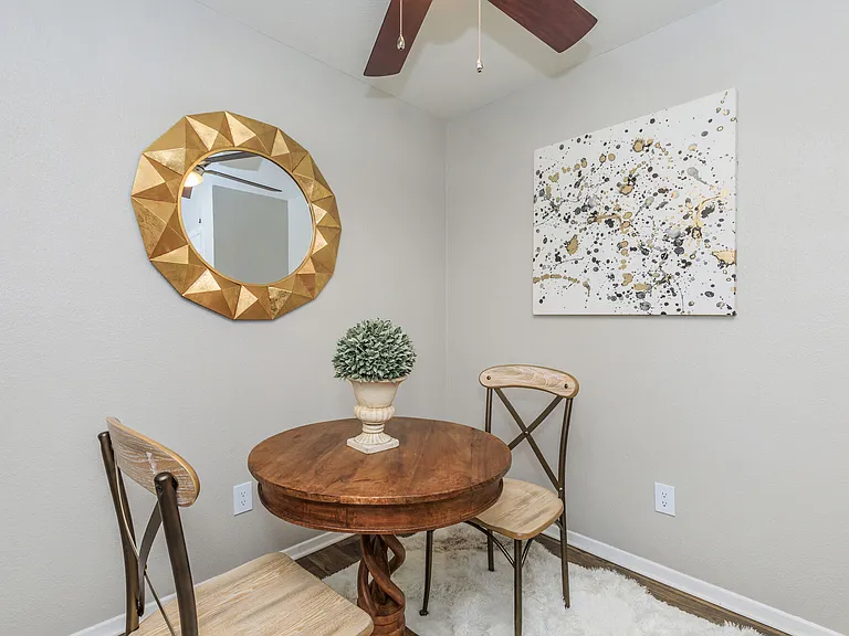 Bainbridge Apartments — Photo 16