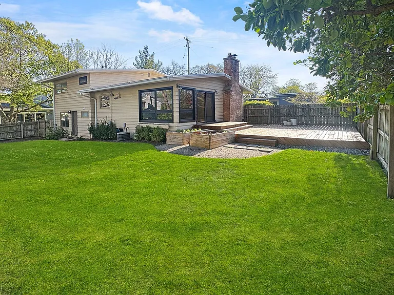 1353 Pinecrest Ave SE — Photo 4