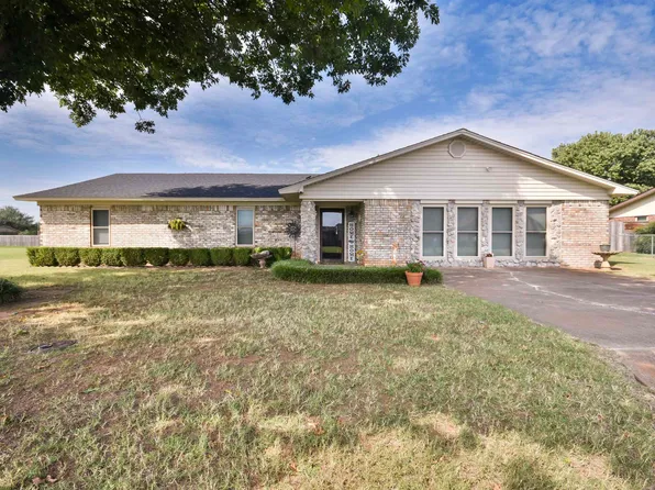 1004 Magnolia St, Waurika, OK 73573