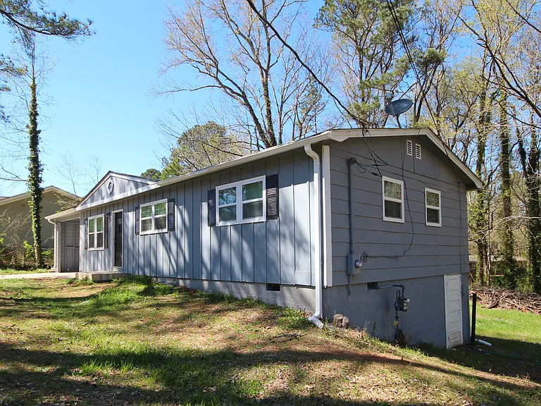 815 Gettysburg Trl NE — Photo 4