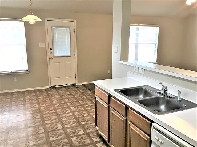 1009 Rock Springs Dr — Photo 3