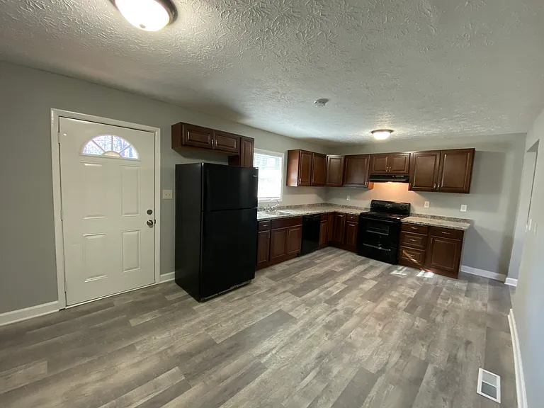 2202 Chestnut Log Dr — Photo 3