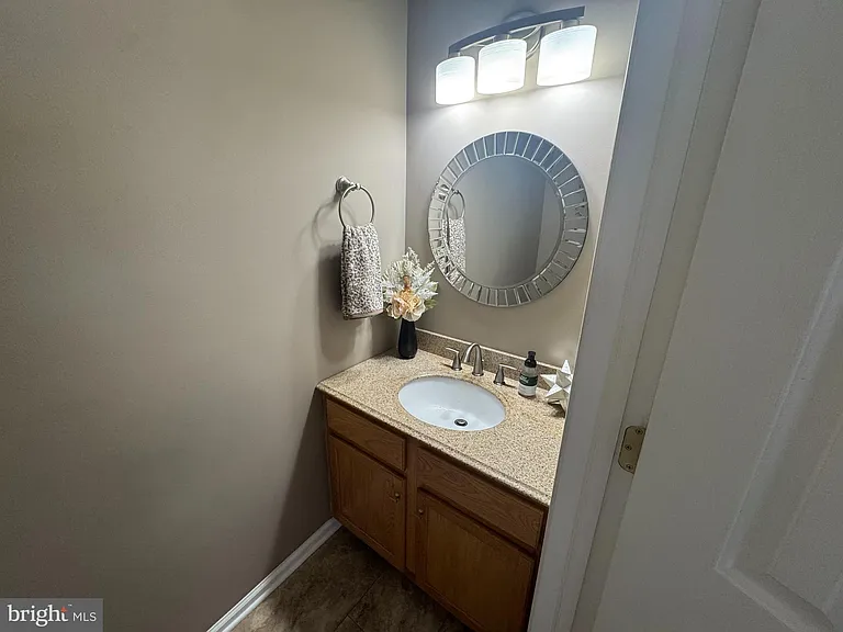 1003 Woodview Ct — Photo 5