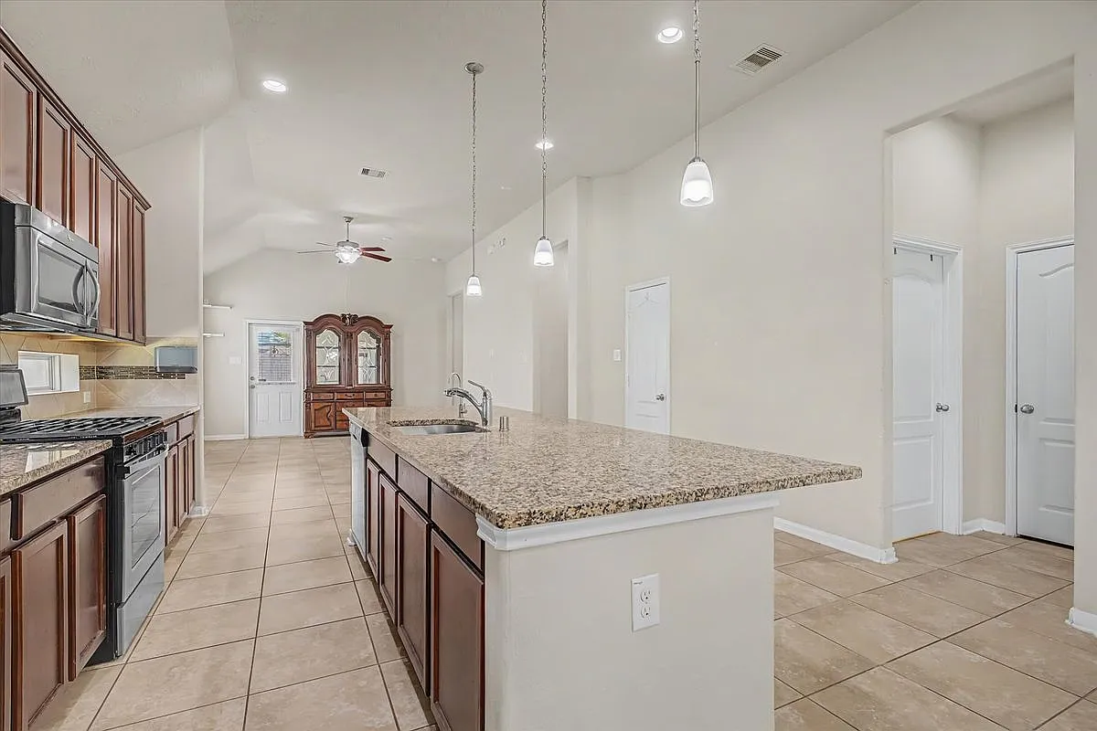 3 bed, 2.0 bath, 1757 sqft, $1,950 — Photo 2