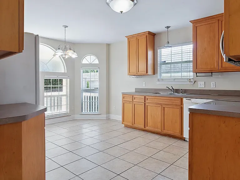 3 bed, 1583 sqft, $2,400 — Photo 4