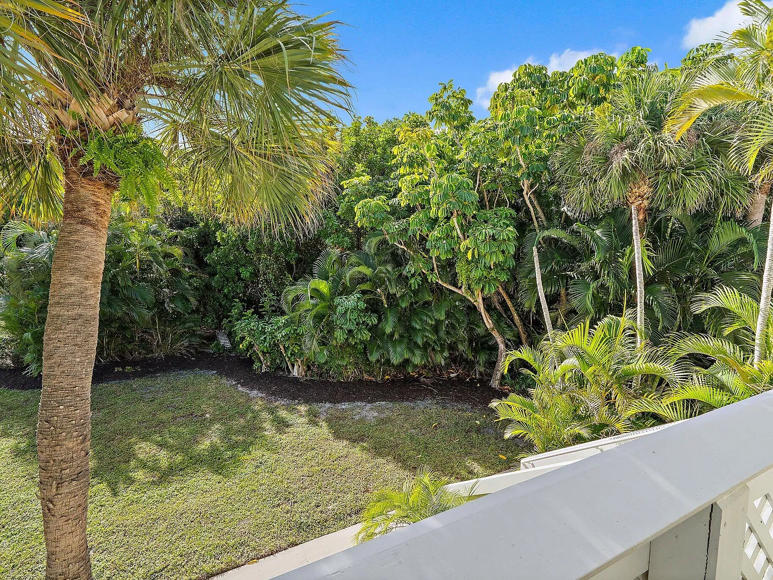 2 bed, 2.0 bath, 925 sqft, $6,000 — Photo 3