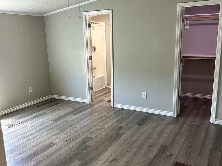 820 Depot #21 — Photo 5