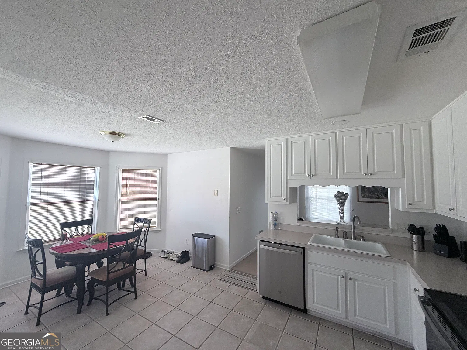 4 bed, 3.0 bath, 2529 sqft, $2,400 — Photo 3