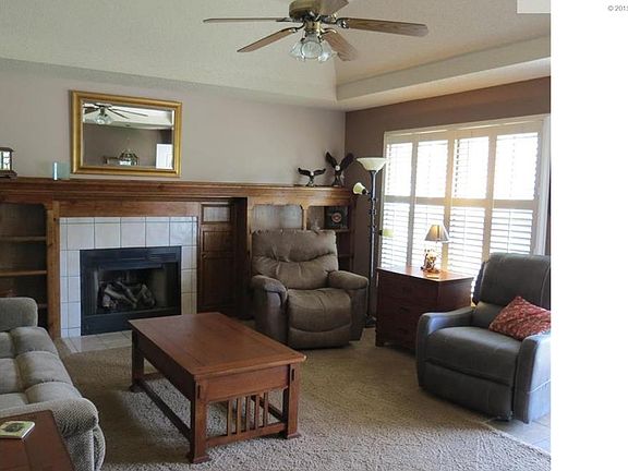 Neutral colors through out. Carpet is quality - so soft on your feet!