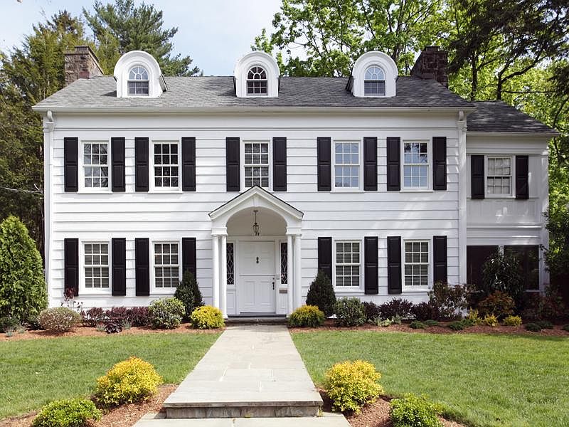 Beautiful mint classic Colonial in Greenacres