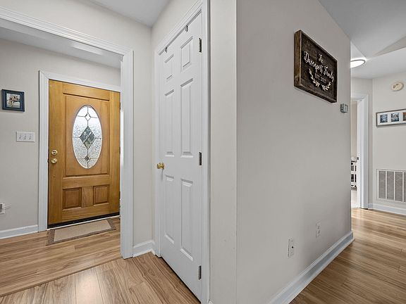 4th image of 15 Woodcrest Dr
