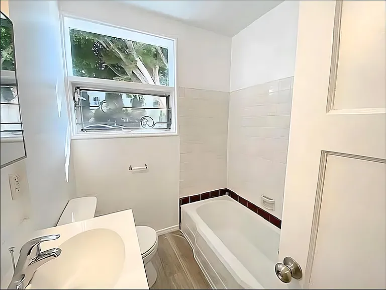 215 N Kenmore Ave #D — Photo 9