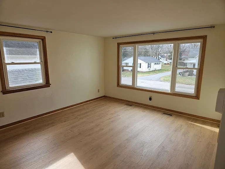 727 Dayton Ave — Photo 3