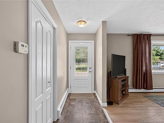 3rd image of 38 Lindsay St