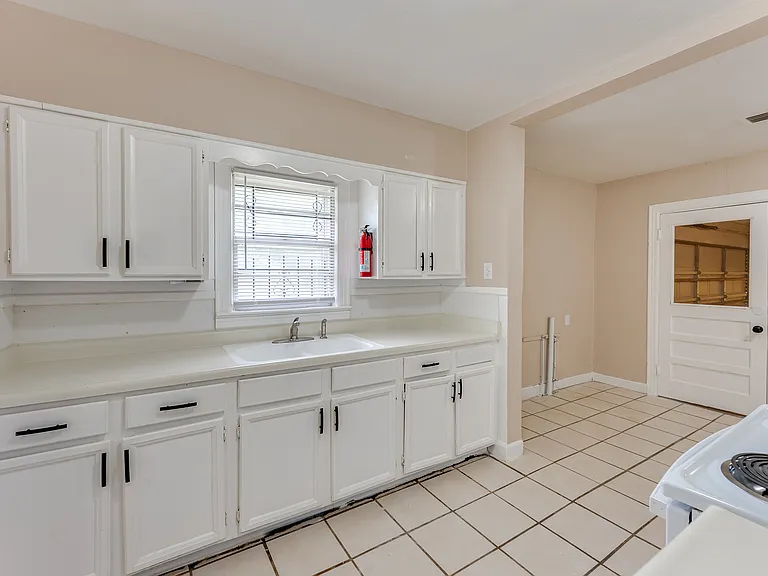1500 W Short 17th St — Photo 5