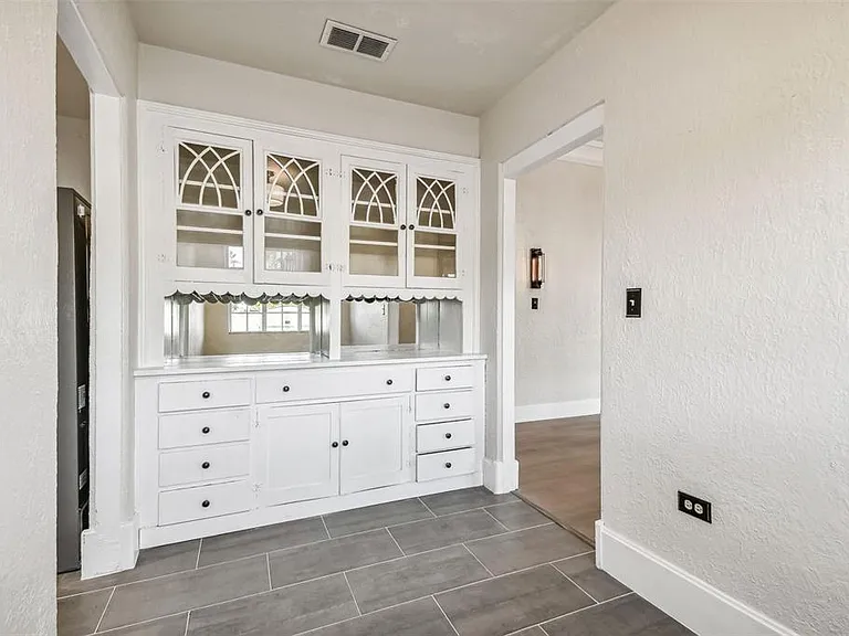 2102 W La Salle St — Photo 22