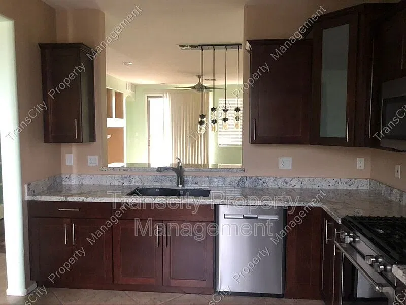 3 bed, 2.0 bath, 1372 sqft, $2,195 — Photo 3