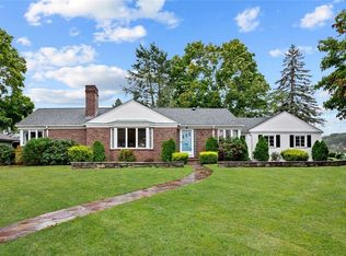 11 Lawnacre Dr, Cranston, RI 02920