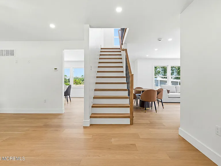19 Roslyn Dr — Photo 5