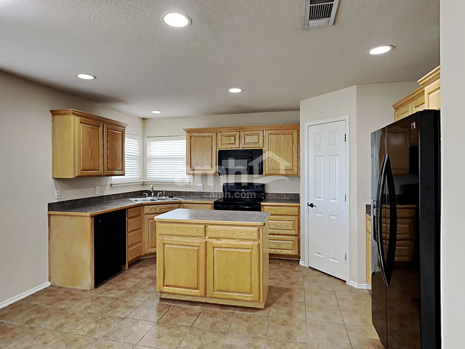 4 bed, 2.0 bath, 2116 sqft, $2,370 — Photo 3