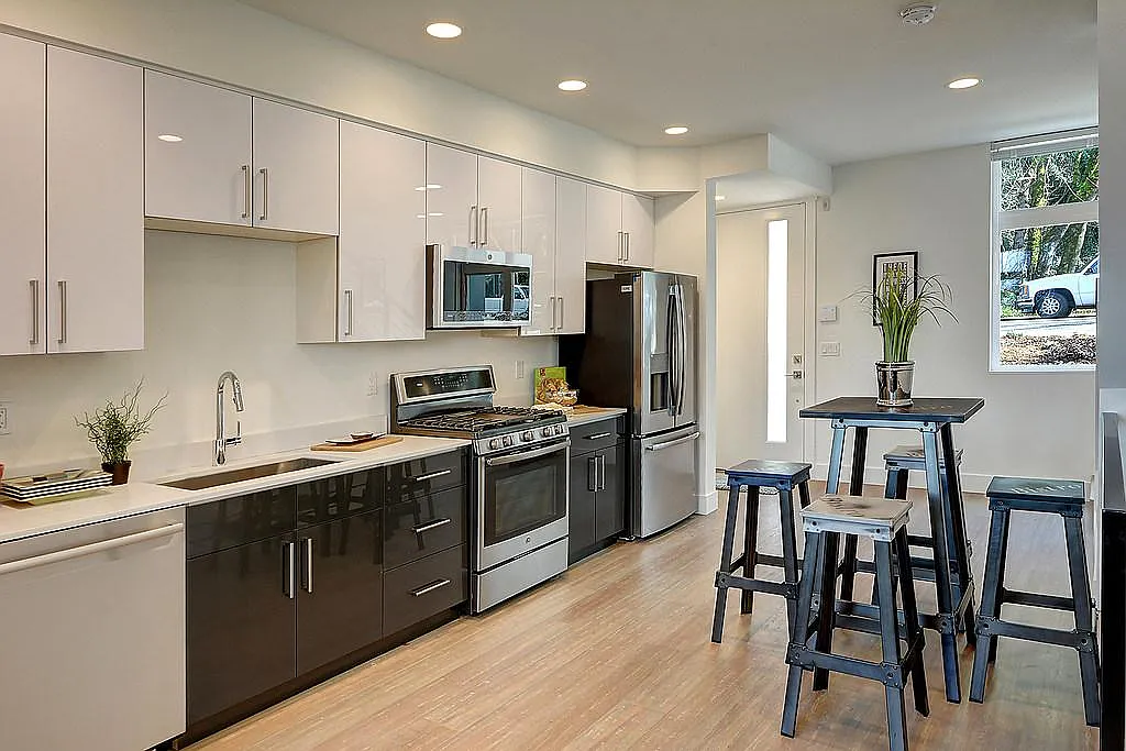 1507 Lakeview Blvd E — Photo 2